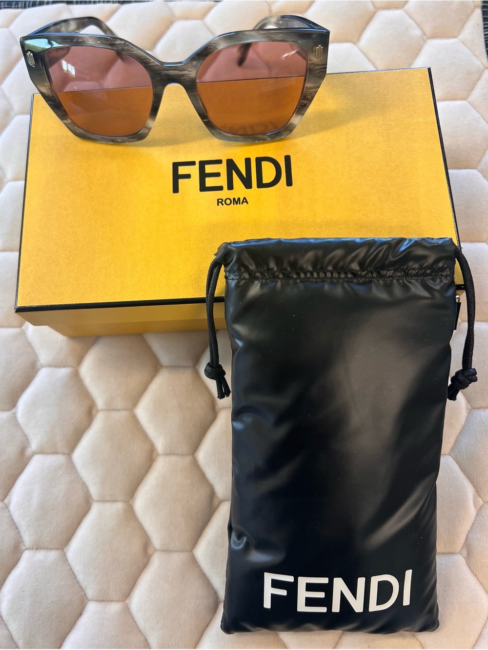 Authentic Fendi FE40070l beautiful faux horn acetate sunglass with rose lenses!